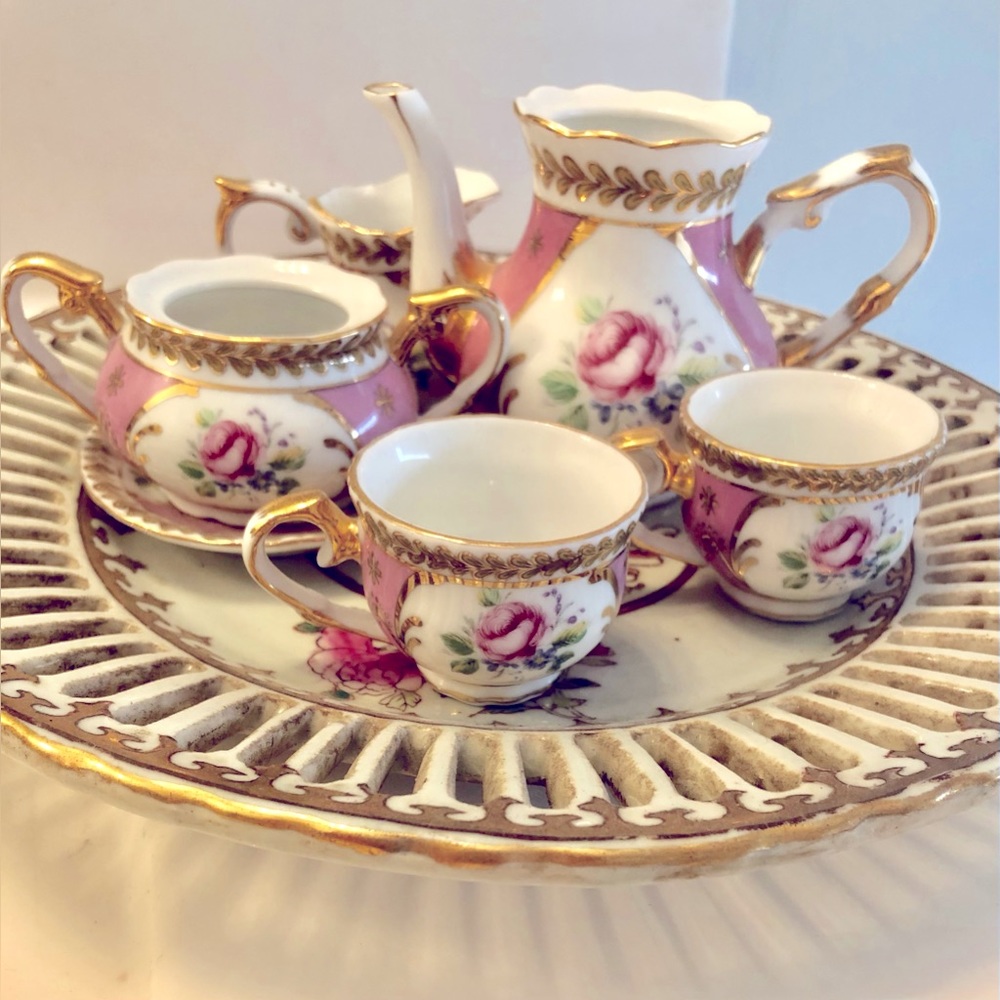 Victorias Garden tea set